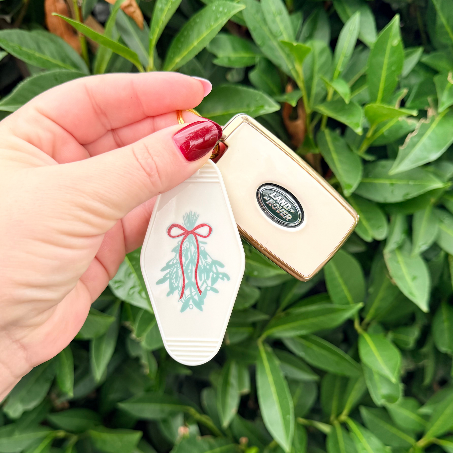 MISTLETOE ♡ holiday junkie x keychain