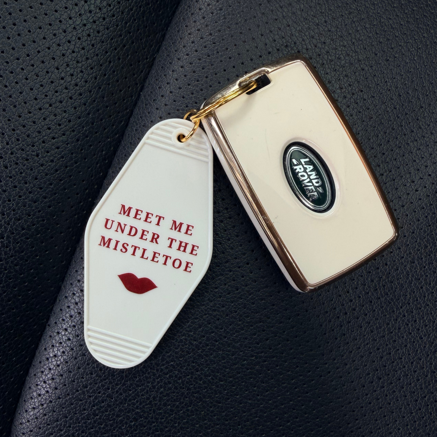 MISTLETOE ♡ holiday junkie x keychain