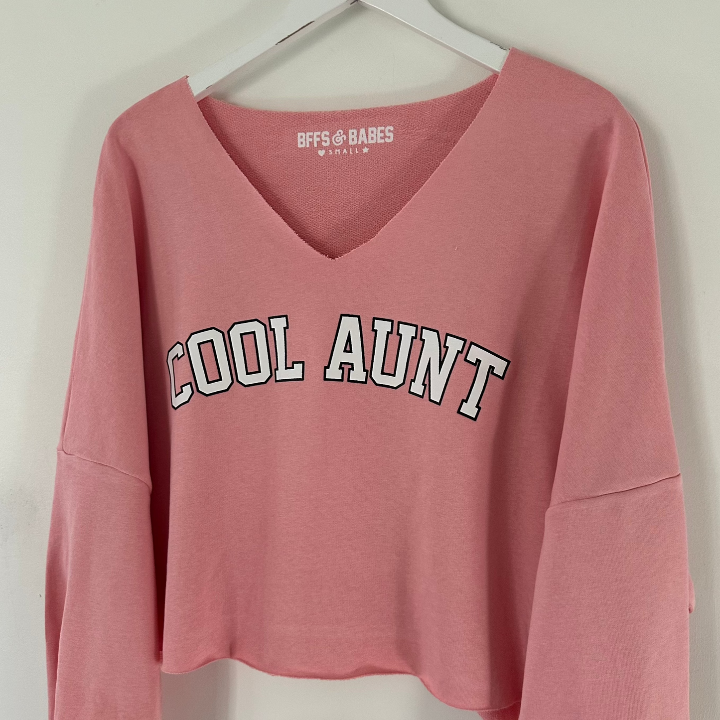 COOL AUNT ♡ printed cropped v-neck