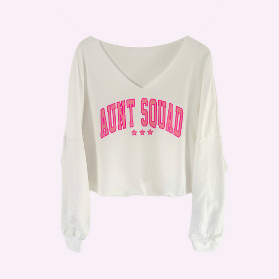 AUNT SQUAD ♡ printed cropped v-neck