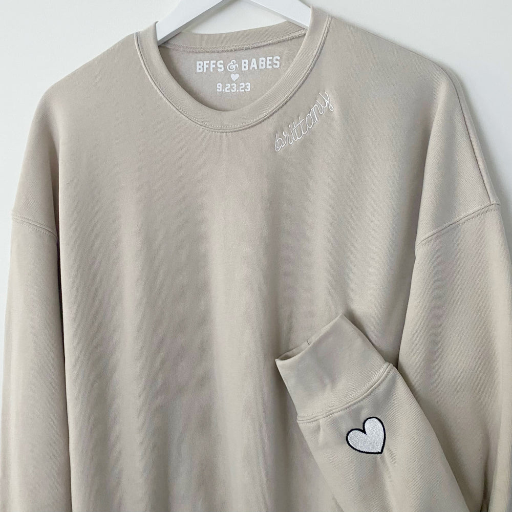 
                
                    Load image into Gallery viewer, BFFS &amp;amp; BABES x YOU ♡ personalized label + stitch collar beige sweatshirt
                
            