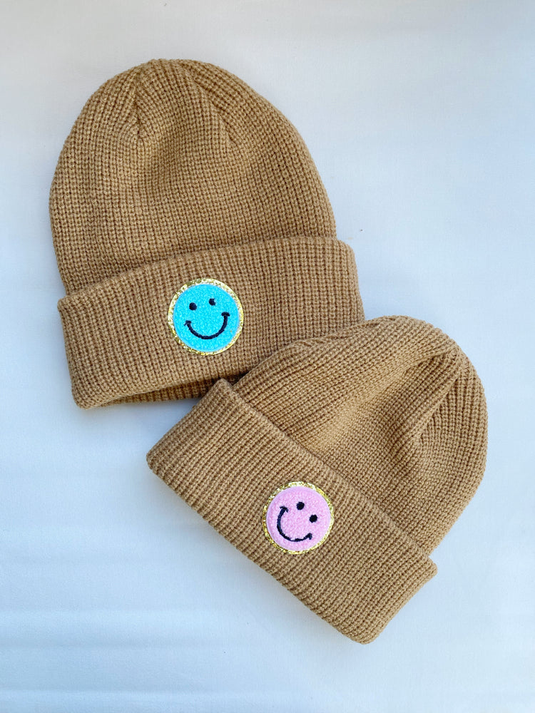 
                
                    Load image into Gallery viewer, KIDS SMILE BEANIE ♡ ribbed youth beanie with blue smile patch
                
            