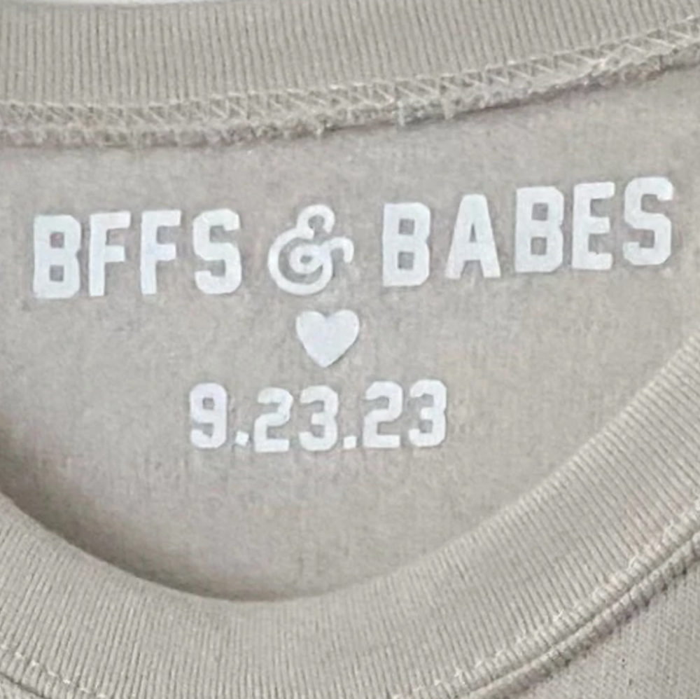 
                
                    Load image into Gallery viewer, BFFS &amp;amp; BABES x YOU ♡ personalized label + stitch collar beige sweatshirt
                
            