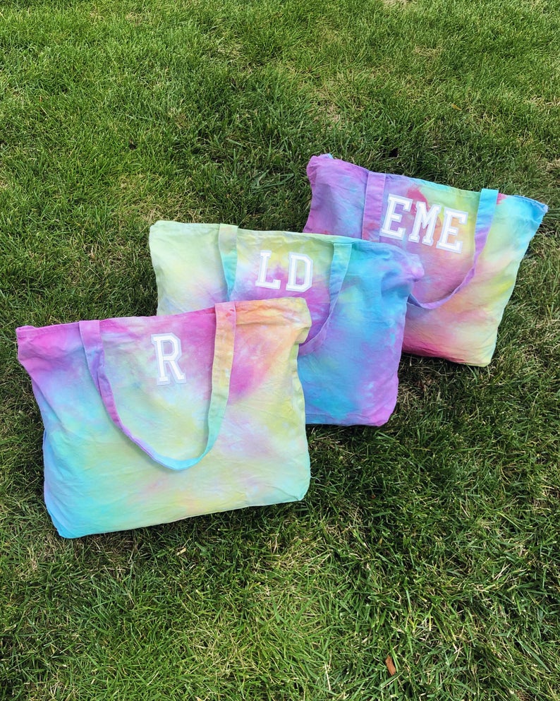 
                
                    Load image into Gallery viewer, GIRLS TRIP ♡ multie rainbow tote
                
            